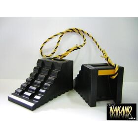 【ハイプラ歯止め　トラロープ付き　黒】 タイヤ止め　軽量型タイヤストッパー　車輪固定